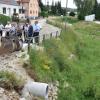 Die Straße auf der nördlichen Seite der Ussel in Daiting wird jetzt neu gebaut. Dazu muss entlang des Bachs eine Bohrpfahlwand errichtet werden. Am Montag erfolgte der offizielle Spatenstich. 