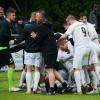 Ob die Schwabmünchner Fußballer am kommenden Wochenende genauso jubeln dürfen wie hier nach dem 2:1-Siegtreffer gegen die DJK Vilzing. Wenn sie Klassenerhalt in der Bayernliga ohne den Umweg über die Relegation schaffen wollen, müssen in Unterföhring gewinnen<b>.</b>
