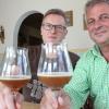 Thomas Jungbauer (links) und Günter Bäumler gründeten den Verein Brauwerk Graben. Mit anderen Hobbybrauern möchten sie ihr Wissen zum Thema Bier teilen.