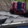 Auch dieser Lastwagen ist 40 Meter in die Tiefe gestürzt. Er landete mit den tonnenschweren Betonbrocken auf den Bahngleisen.