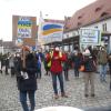 Deutliche Worte fanden einige Teilnehmerinnen und Teilnehmer der Mahnwache für die Ukraine am Aichacher Stadtplatz.