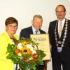 Bürgermeister Andreas Wiesner (rechts) überreichte seinem Vor-Vorgänger Matthias Feier die Ernennungsurkunde zum neuen Dasinger Ehrenbürger. Mit dabei war auch Feigers Ehefrau Maria.
