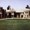 Zu den berühmten Partys in Hefners Anwesen, der Playboy Mansion in Malibu, drückten sich Superstars die Klinke in die Hand. 2016 wurde die Villa für 200 Millionen Dollar verkauft.