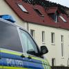 Die Polizei bewacht das teilweise ausgebrannte Haus in Tröglitz (Sachsen-Anhalt). In dem Gebäude, in dem Asylbewerber unterkommen sollten, hatte es gebrannt. Solche Anschläge halten das Landratsamt Günzburg und die ehrenamtlichen Helfer in der Region für äußerst unwahrscheinlich.