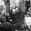 In der Region ist die Bindung zwischen Kirche und politischen Mandatsträgern über Jahrzehnte hinweg traditionell eng. Das zeigt auch diese Aufnahme, die 1948 bei der Glockenweihe in Krumbacher Ortsteil Hürben entstand. In der Bildmitte Bürgermeister Franz Aletsee, links daneben der Krumbacher Ortschronist Heinrich Sinz und Pfarrer Karl Bader.  	