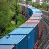 Ein Güterzug mit Containern.