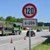 Tempo 120 auf der Autobahn gilt zwischen Neusäß und Friedberg. Viele Politiker wünschen sich das auch auf der Autobahn im Kreis Günzburg. 	
