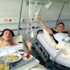 Felix Neureuther und Bastian Schweinsteiger nach ihren Operationen in einem Züricher Krankenhaus.