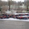 Eine liegende Aids-Schleife aus über 650 Schülern bildete die Realschule Bobingen beim Projekt-Tag.