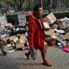 Nach einer Rabattschlacht von Chinas Online-Riesen Alibaba türmen sich die Pakete in einer Pekinger Straße.