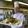 Dominik Flettner, Küchenchef im Atlantic Hotel Sail City, vermeidet Küchenabfälle: Aus Kartoffelschalen fritiert er Kartoffelchips als Salatbeilage.