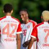 Bayerns Spieler Jamal Musiala (l-r), Mathys Tel und Serge Gnabry bejubeln den Münchner Sieg.