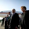 Bundeskanzlerin Angela Merkel wird nach der Ankunft auf dem Flughafen in Gaziantep in der Türkei begrüßt.