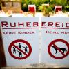 Mit einer kinderfreien Zone hat sich ein Wirt in Düsseldorf Ärger eingehandelt. "Keine Kinder - Keine Hunde" ist auf dem Schild zu lesen, das im Internet für Diskussionen sorgt.