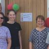 Herzlich willkommen! Mit einem Plakat und bunten Luftballons wurde Langweids neue Spielerin Charlotte Bardsley (3. von links) mit ihren Eltern von Jurka, Johann und Jonah Schnierle in Achsheim begrüßt. 