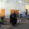Zwei Beamte der Kriminalpolizei Dillingen nehmen den Ofen auseinander, der mutmaßlich der Grund für den Brand im Mehrfamilienhaus in Nördlingen war.

