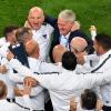 Frankreichs Chefcoach Didier Deschamps feiert mit seinem Trainerteam den Einzug ins WM-Finale.