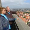 Türmer Horst Lenner zeigte seiner Kollegin Martje Salje, welch tollen Ausblick der Daniel auf die Stadt Nördlingen und das Ries bietet. 
