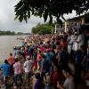 Hunderte honduranischer Migranten stehen am Ufer des Flusses Suchiate an der Grenze zwischen Guatemala und Mexiko. Sie wollen in die USA.