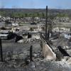 Nach dem verheerenden Waldbrand in der kanadischen Provinz Alberta sind in diesem Vorort von Fort McMurray nur rauchgeschwärzte Trümmer und ausgebrannte Wagen übrig geblieben.