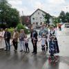 Pfarrer Andreas Erstling und Pater Lukas Sonnenmoser sowie Stadträte und Bürgermeister Wolfgang Fendt eröffneten die Brücke in Biberachzell. 