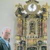 Der Kirchenpfleger und sein Sorgenkind: Günther Heinrich zeigt den Altar der Marienkapelle, der dringend saniert werden müsste. 