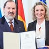 Federico von Beck-Peccoz erhielt gestern die Sozialmedaille von Ministerin Kerstin Schreyer. 	Foto: Gert Krautbauer/Sozialministerium