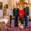 Leben auf Schloss Kronburg: Baron Theodor Freiherr von Vequel-Westernach mit seiner Frau Ulrike und den Kindern Carolin und Maximilian sowie Hund Luna.