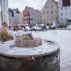 An schönen Tagen ist in den Mülleimern in der Landsberger Altstadt kein Platz mehr und der Müll landet am Boden.