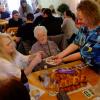 Eine Familienlotterie mit langer Tradition: Beim Kranzen treffen sich alljährlich Jung und Alt sowie ehemalige Roggenburgerinnen und Roggenburger in der Alten Roggenschenke.