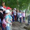 Viel zu staunen gab es für die Kinder aus dem Burgheimer Kindergarten bei der Erkundung eines Fuchsbaus. 	