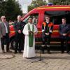 Kaplan Jaimon (Mitte) hat am Samstag den neuen Mannschaftstransportwagen der Freiwilligen Feuerwehren Holzheim und Neuhausen gesegnet.