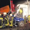 Ein Sattelschlepper ist auf der A8 bei Zusmarshausen auf ein Baustellenfahrzeug aufgefahren. 