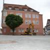 In Kürze wird ein weiterer großer Baum am Gerd-Müller-Platz stehen.