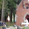 Die Fahnenabordnungen der örtlichen Vereine umrahmten die von Ortspfarrer Monsignore Wolfgang Miehle zelebrierte Wiedereinweihung der Lourdes-Kapelle und des benachbarten Kalvarienbergs in Oberwaldbach.  	