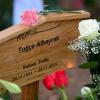 Mit Blumen bedeckt ist das Grab der getöteten Studentin Tugce.