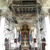 Um den Stuck und Putz an der Decke zu sichern, war die 400 Jahre alte Wallfahrtskirche in Violau vorübergehend innen eingerüstet. 	