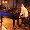 Gleichermaßen begeistert zeigten sich gegen Ende des Blues- und Rockkonzerts in der Binswanger Synagoge die Künstler und Zuschauer. Georg Schroeter am Klavier, Marc Breitfelder mit seinen Mundharmonikas und David Herzel am Schlagzeug bereiteten ihren Gästen einen gelungenen Abend. 	 	