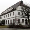 In diesem Haus in Rott am Inn in Oberbayern wurden am Montag zwei Menschen erstochen. Eine Frau aus der Nachbarschaft und ein Mann wurden festgenommen.