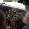 Ein ukrainischer Soldat wartet am Bahnhof in Kiew auf einen Zug in Richtung der Frontgebiete.