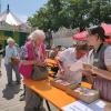 Mitarbeiterinnen der Stadt verteilten am Eingang des Festzeltes Essensgutscheine an die Seniorinnen und Senioren.