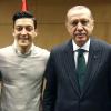 Ilkay Gündogan und Mesut Özil trafen den türkischen Präsidenten Erdogan und überreichten ihm Trikots. Seitdem stehen sie in der Kritik.