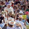 Rund 50.000 Ministranten aus Deutschland sind am 5. August 2014 mit Papst Franziskus auf dem Petersplatz in Rom zusammen getroffen.