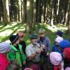 Die Nachbargemeinde Kühbach hat bereits einen Waldkindergarten und rät den Schiltbergern ebenfalls zu einer derartigen Gruppe. Auf unserem Archivbild besuchte Förster Kurt Schweizer den Kühbacher Waldkindergarten.