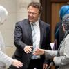 Bundesinnenminister Hans-Peter Friedrich begrüßt Teilnehmerinnen der Islam-Konferenz.