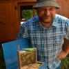 Fedor Andruschenko züchtet 200 bis 300 Bienenköniginnen pro Jahr. 