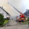 Ein großes Aufgebot an Einsatzkräften kämpft gegen die Flammen an einem landwirtschaftlichen Anwesen in Scheuring. Das Wohnhaus konnte bisher geschützt werden.