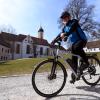 Verjüngungskur! Bei schönem Wetter fährt Thomas Katheder täglich mit dem Fahrrad von Hainhofen zur Arbeit ins Museum nach Oberschönenfeld. 