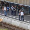 Der Bahnhof ist von der Polizei weiträumig abgesperrt. Nach einem Messerangriff in einem Intercity-Zug im Flensburger Bahnhof ist der mutmaßliche Täter erschossen worden. 