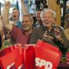 SPD-Anhänger bejubeln die erste Prognose. dpa
